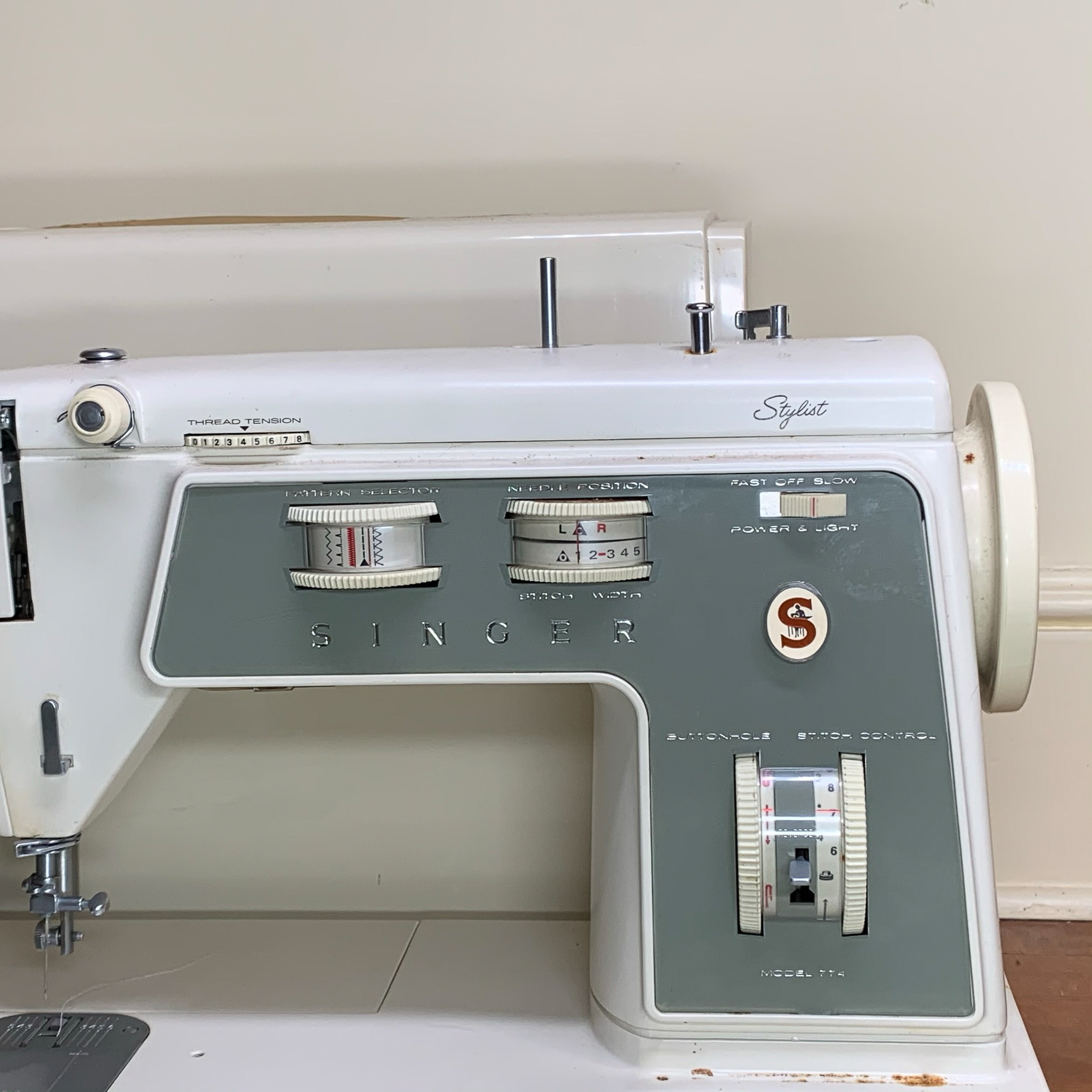 SINGER "STYLIST" MODEL 774 SEWING MACHINE