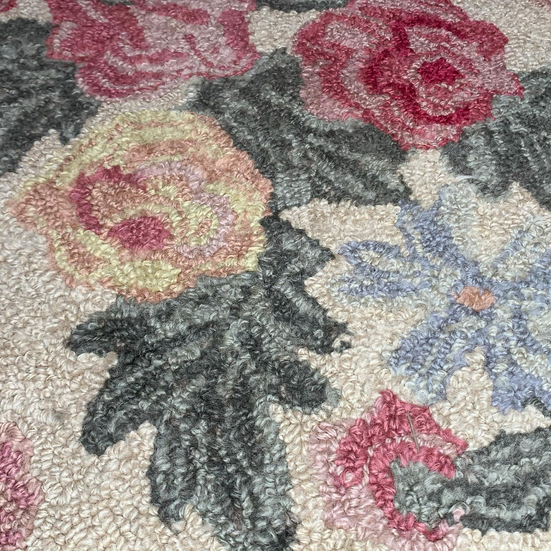 FLOWERY HOOKED RUG
