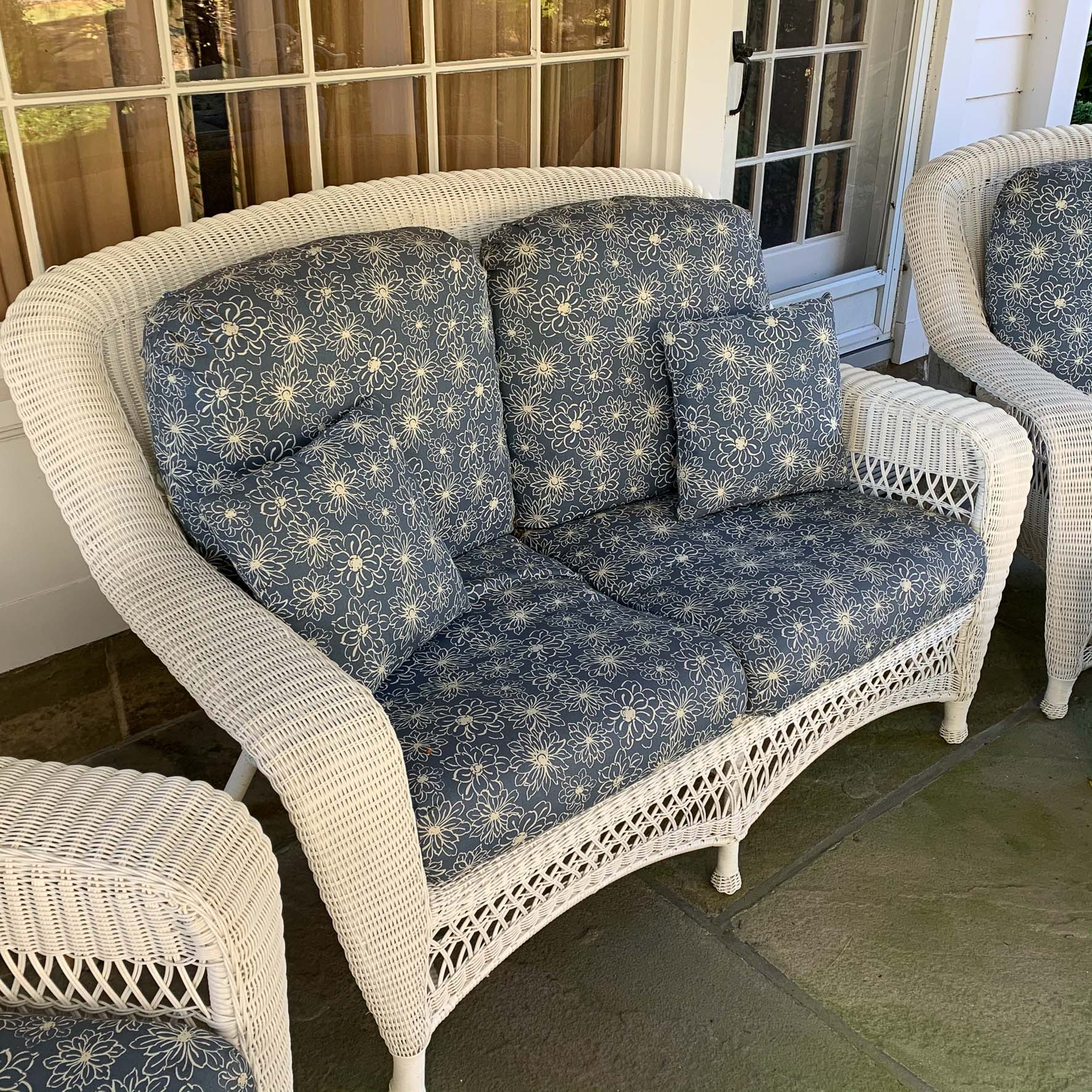 (4pc) WICKER PATIO FURNITURE