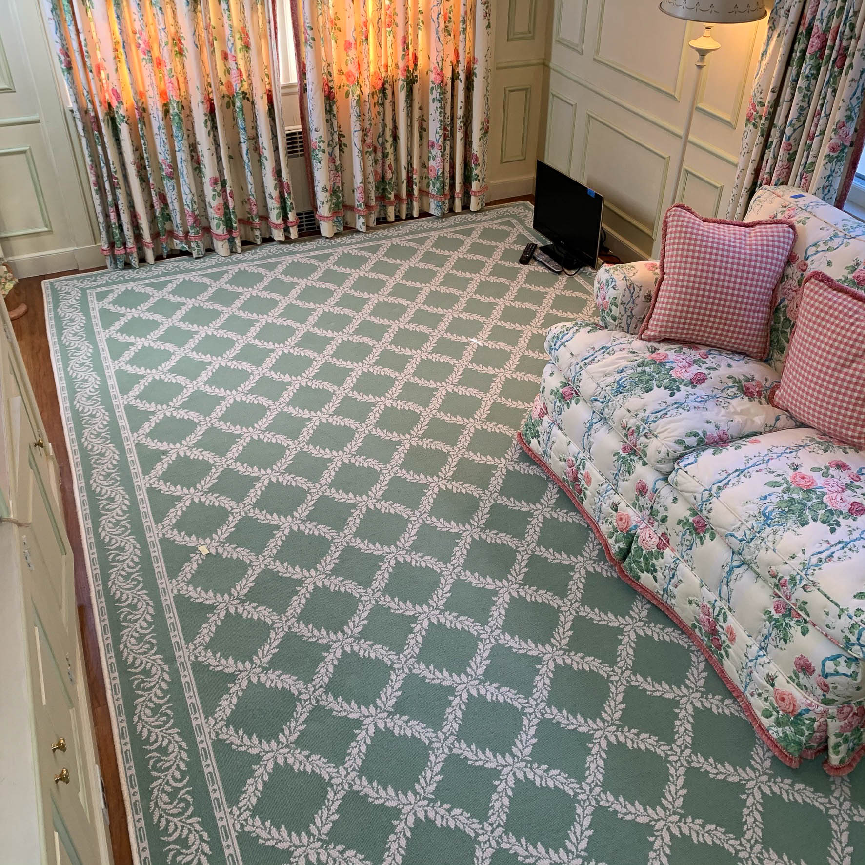 (2pc) MATCHING GREEN WOOL PATTERNED CARPETS