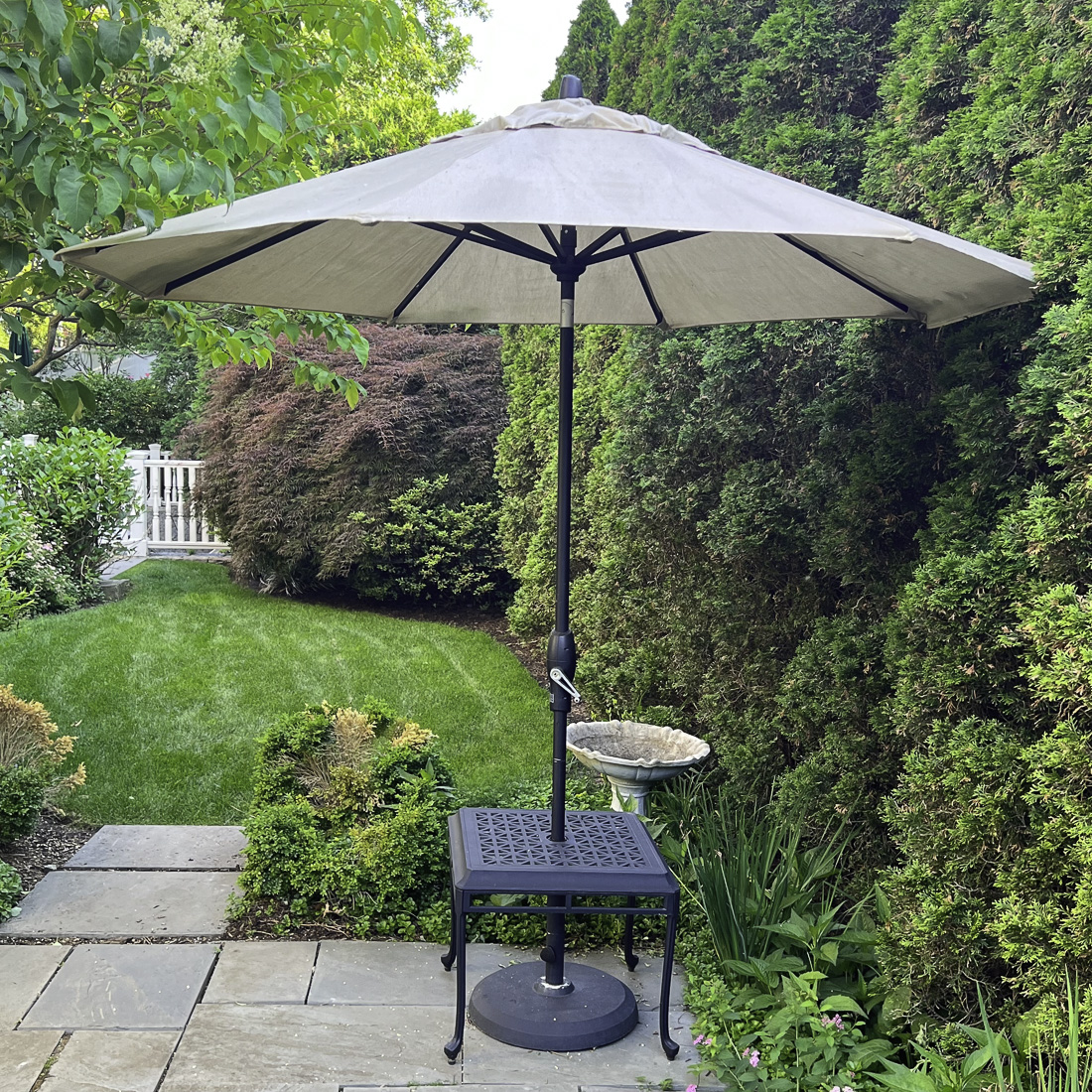 SMITH & HAWKEN PATIO SIDE TABLE & UMBRELLA