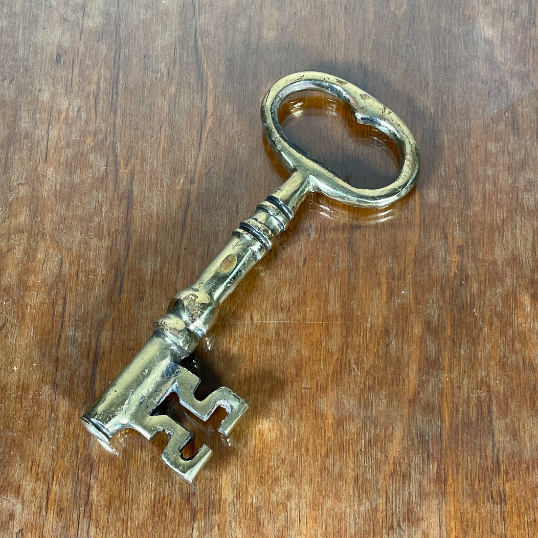 MYSTERIOUS BIG BRASS KEY