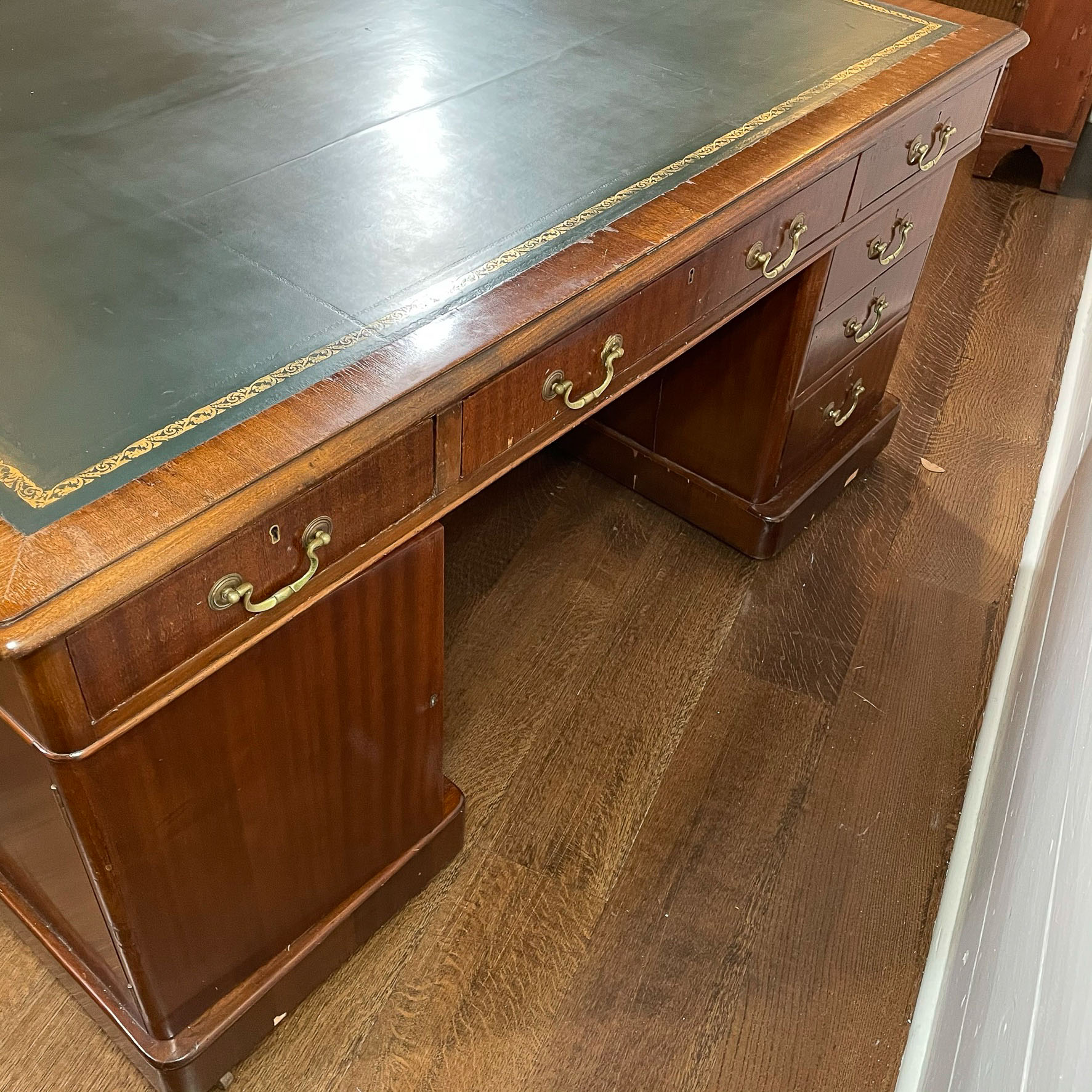 BEAUTIFUL ANTIQUE LEATHER TOP PARTNER'S DESK