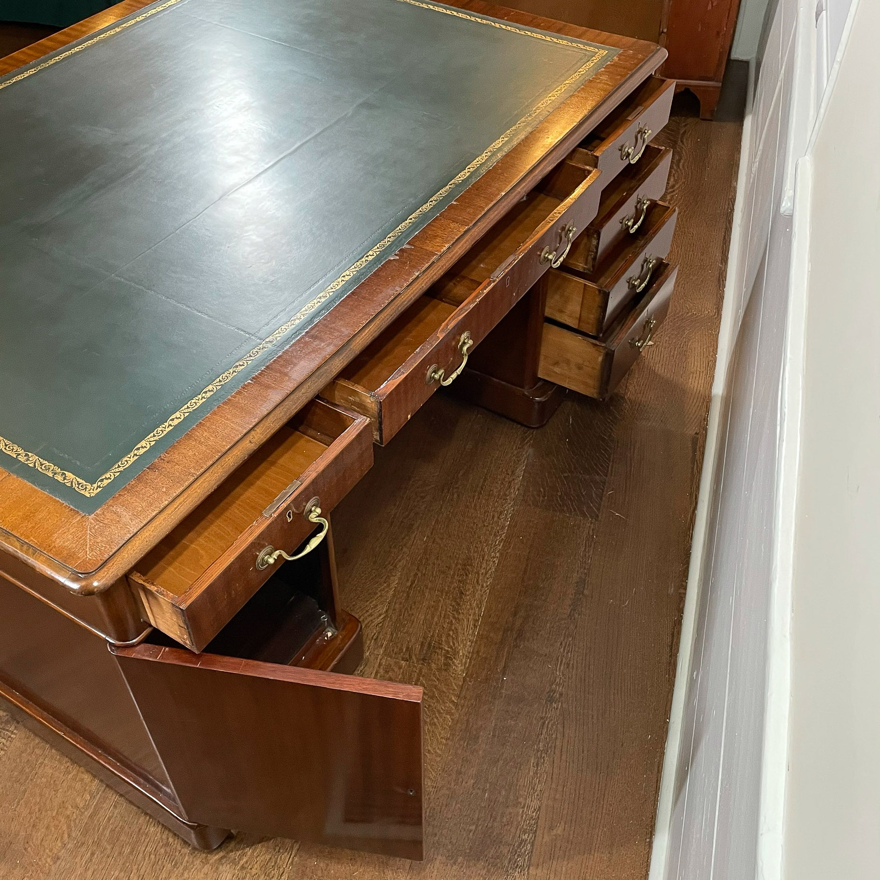 BEAUTIFUL ANTIQUE LEATHER TOP PARTNER'S DESK