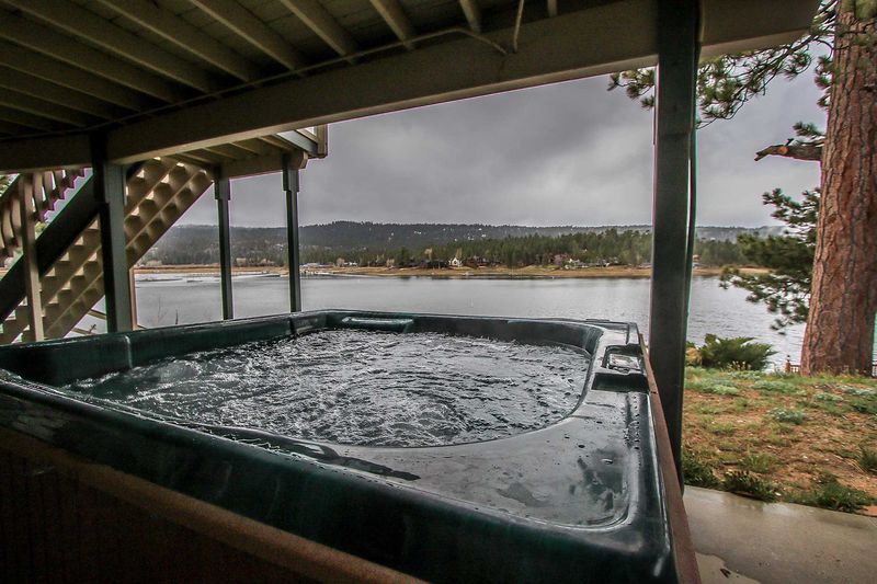 bigbearlakefrontjacuzzi Big Bear Cabins