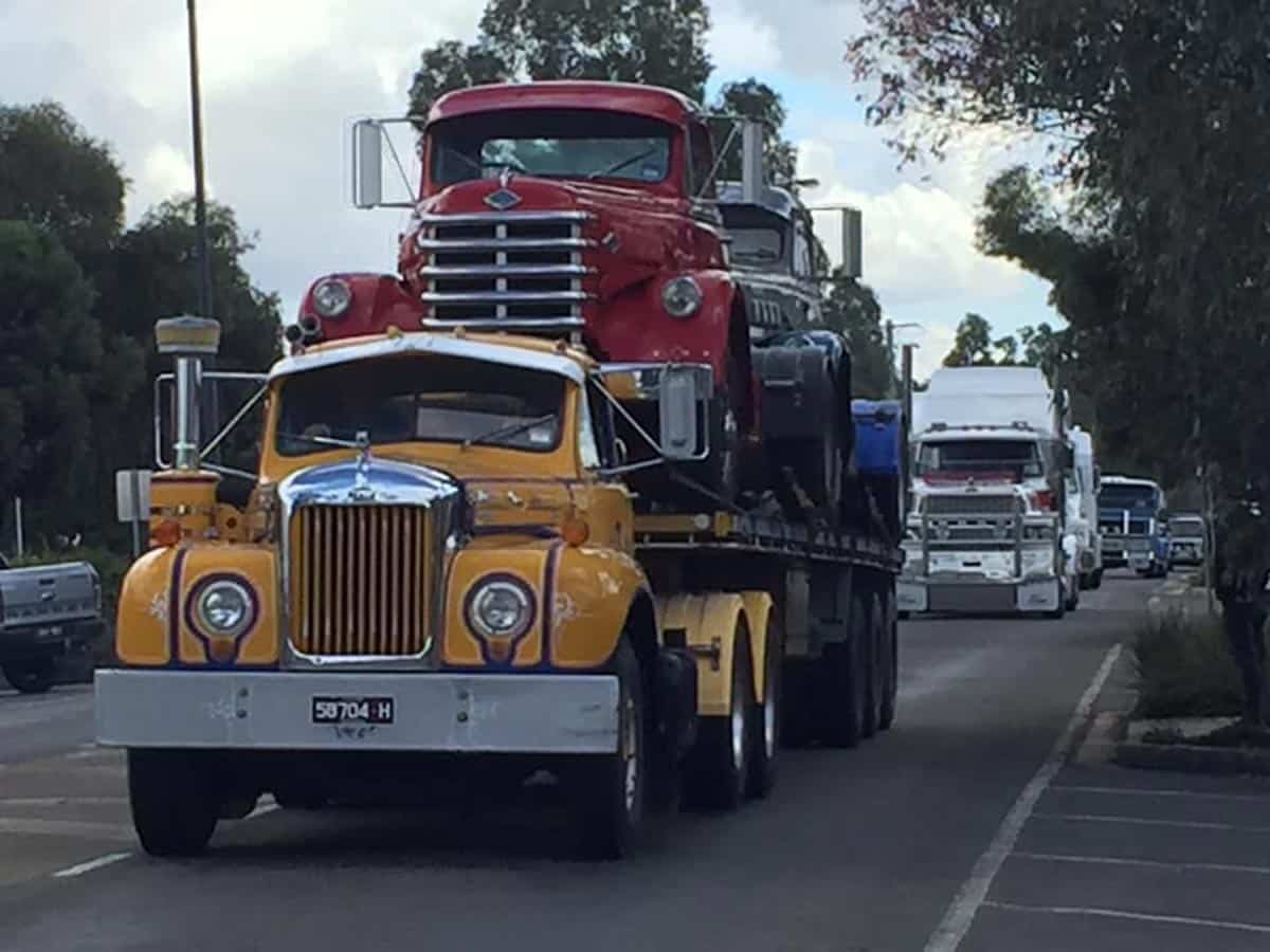 Hundreds of trucks join 300 kilometre convoy