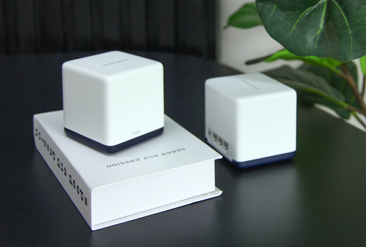 What does the red light mean on a Mercusys Halo router?