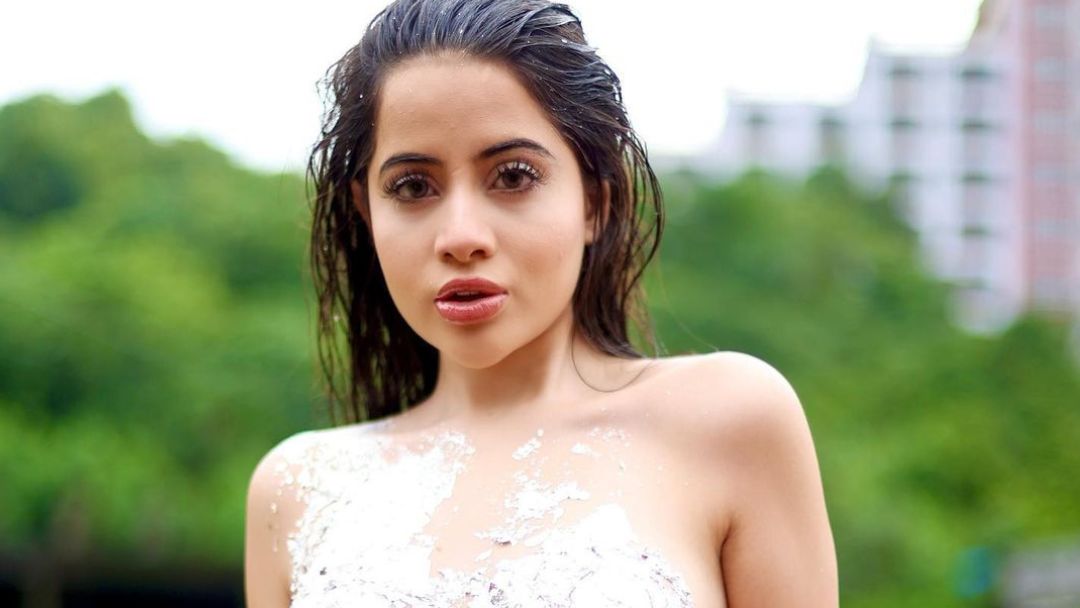 बिना कपड़ों के कैमरे के सामने आई उर्फी जावेद, इज्जत बचाने के लिए इस तरह