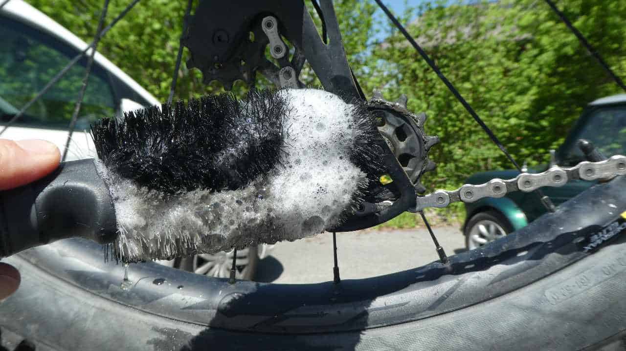 How To Clean A Bike Chain In 6 Steps [With Pictures]
