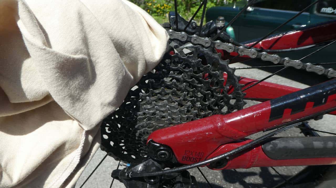 How To Clean A Bike Chain In 6 Steps [With Pictures]