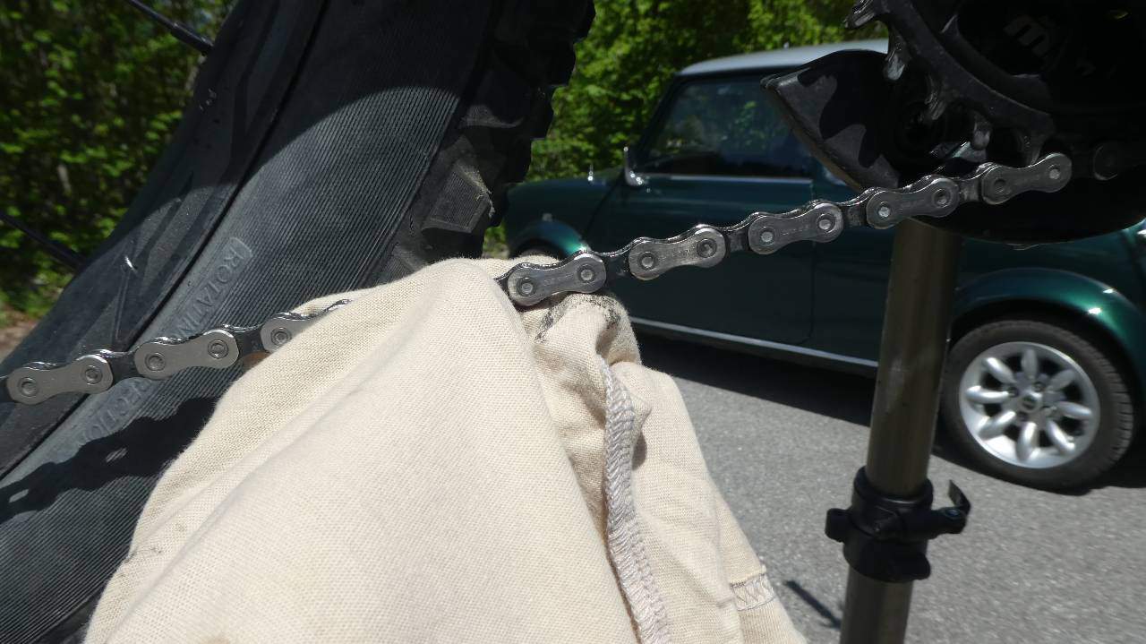 How To Clean A Bike Chain In 6 Steps [With Pictures]