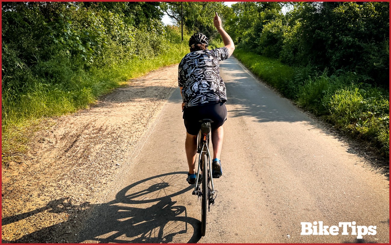 10 Essential Bike Hand Signals Every Cyclist Should Know [With Pictures]