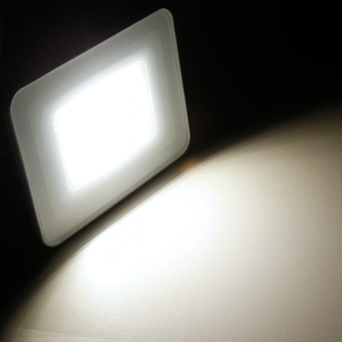 extra flacher LED Fluter weißes Gehäuse 230V Hof Garten AußenStrahler flach IP65 FlutlichtStrahler