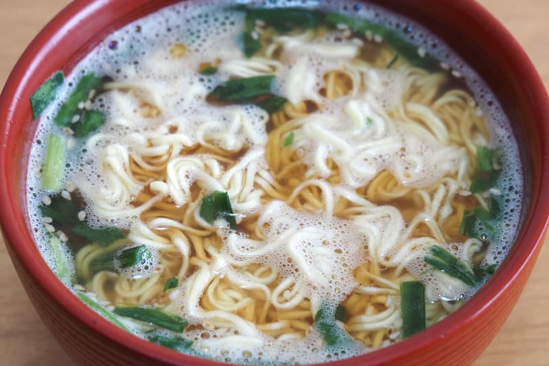 なぜゴリラ？「出前一丁 ゴリラ一丁 スタミナガーリックニラそば野郎」を実食レビュー！ 口コミレビュー】日清「ゴリラ一丁 スタミナガーリックニラそば野郎」 | ビリオンログ Billion-Log