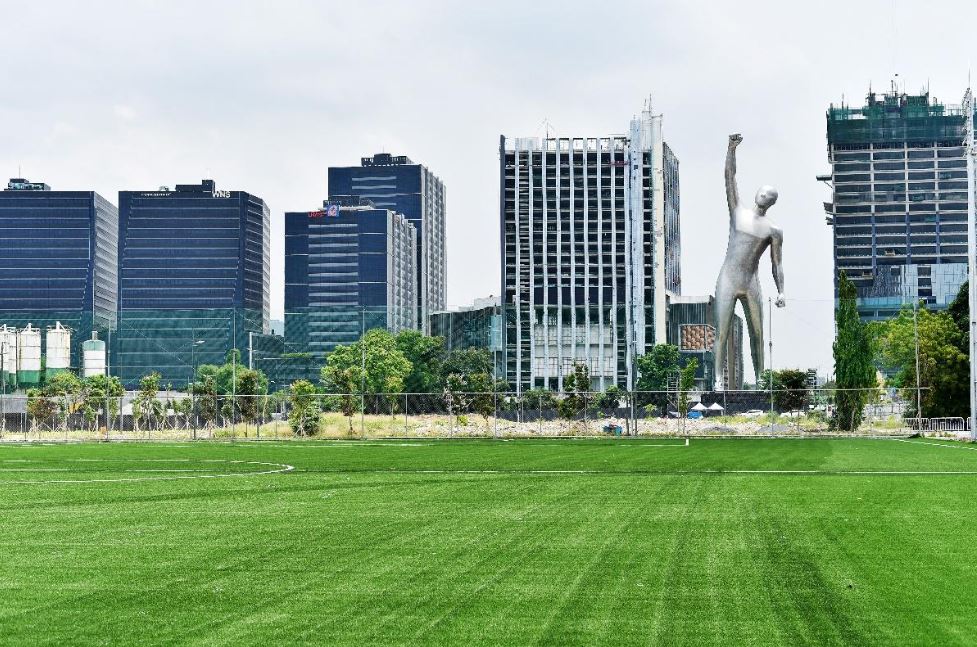 Robinsons Land Unveils One of the World’s Tallest Art Installations at