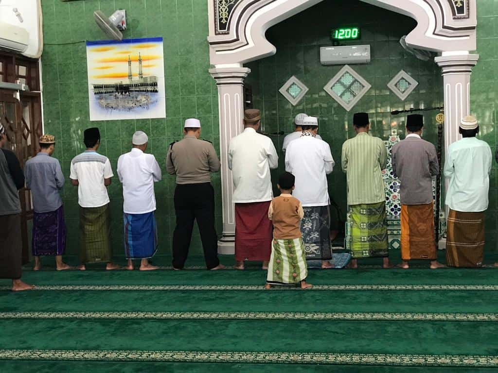 Bagaimana Hukum Shalat Sendirian di Belakang Shaf? | BimbinganIslam.com