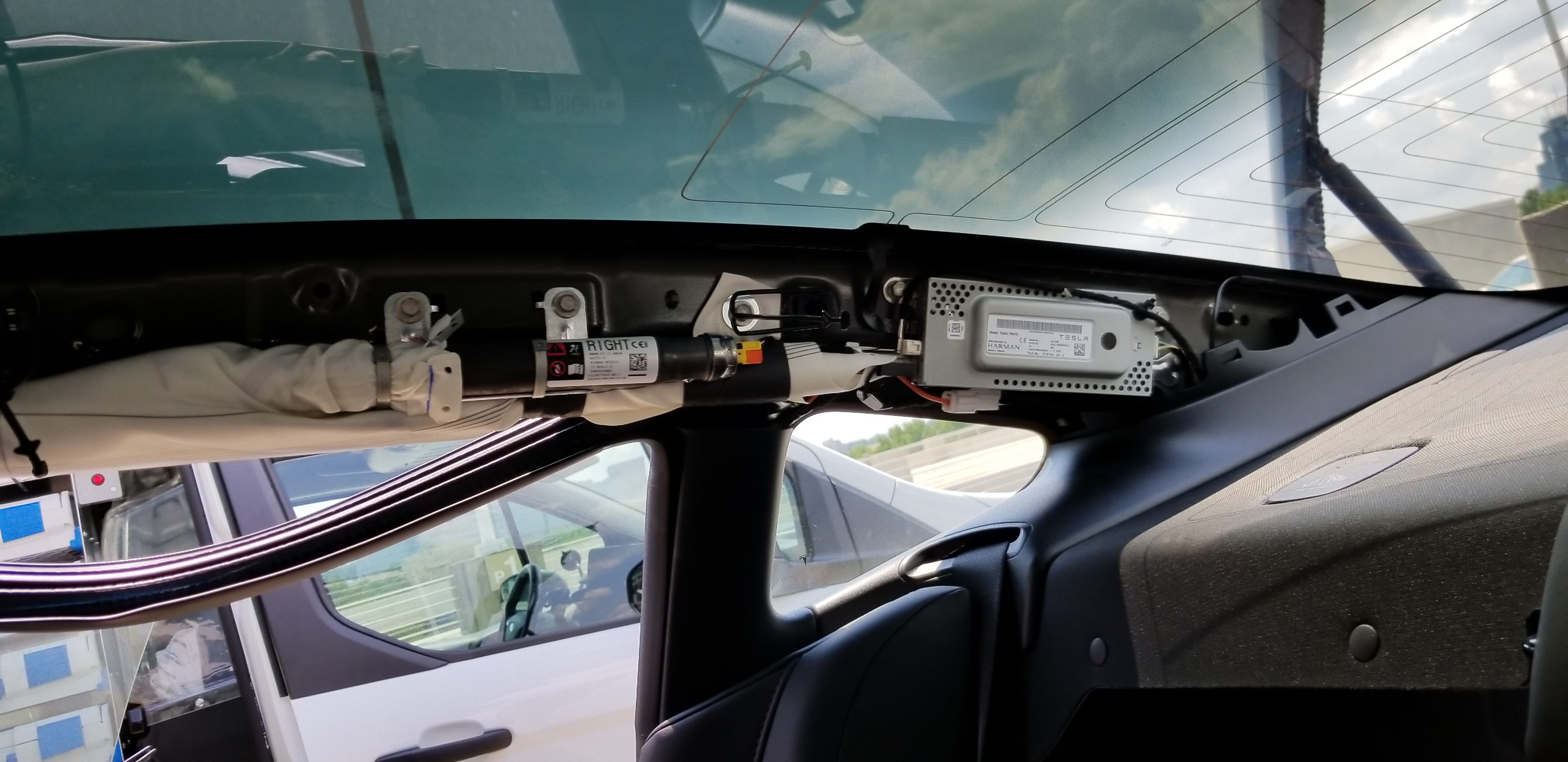 Waar zit de antenne van een Tesla? GoeieVraag