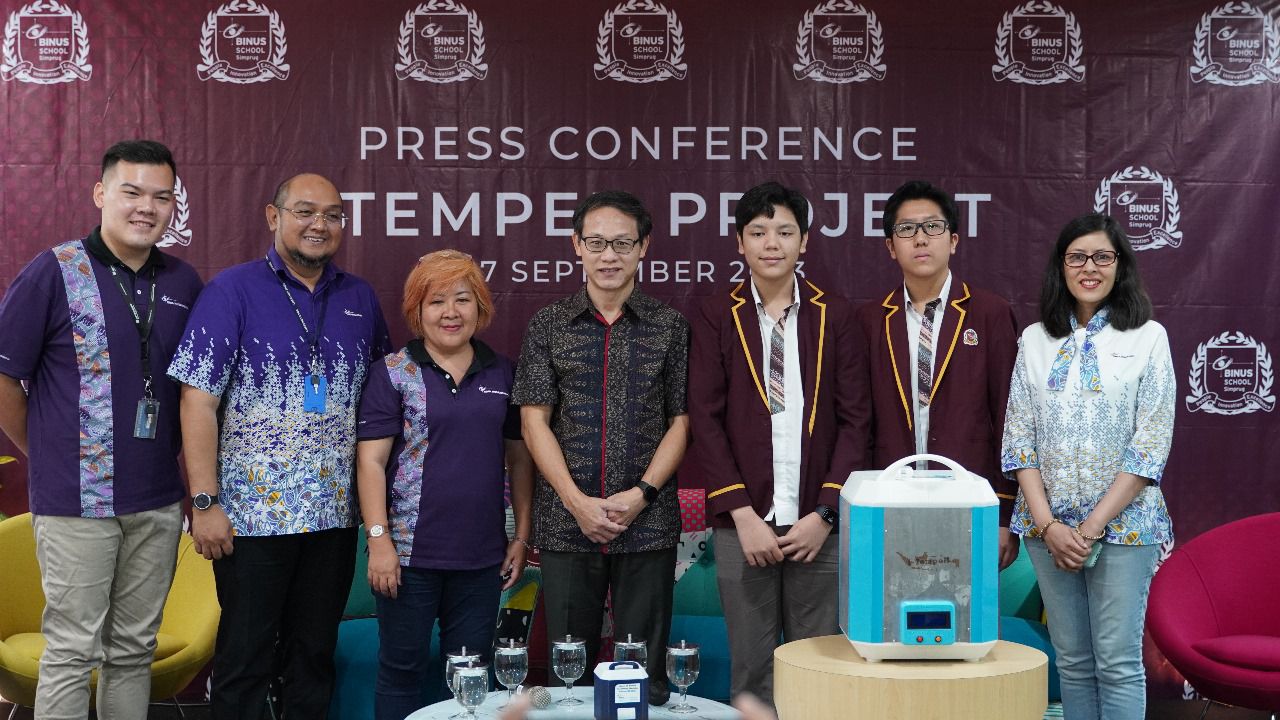 Showcasing The Portable Machine of Tempeh Making in Austria, Two Indonesian High School Students
