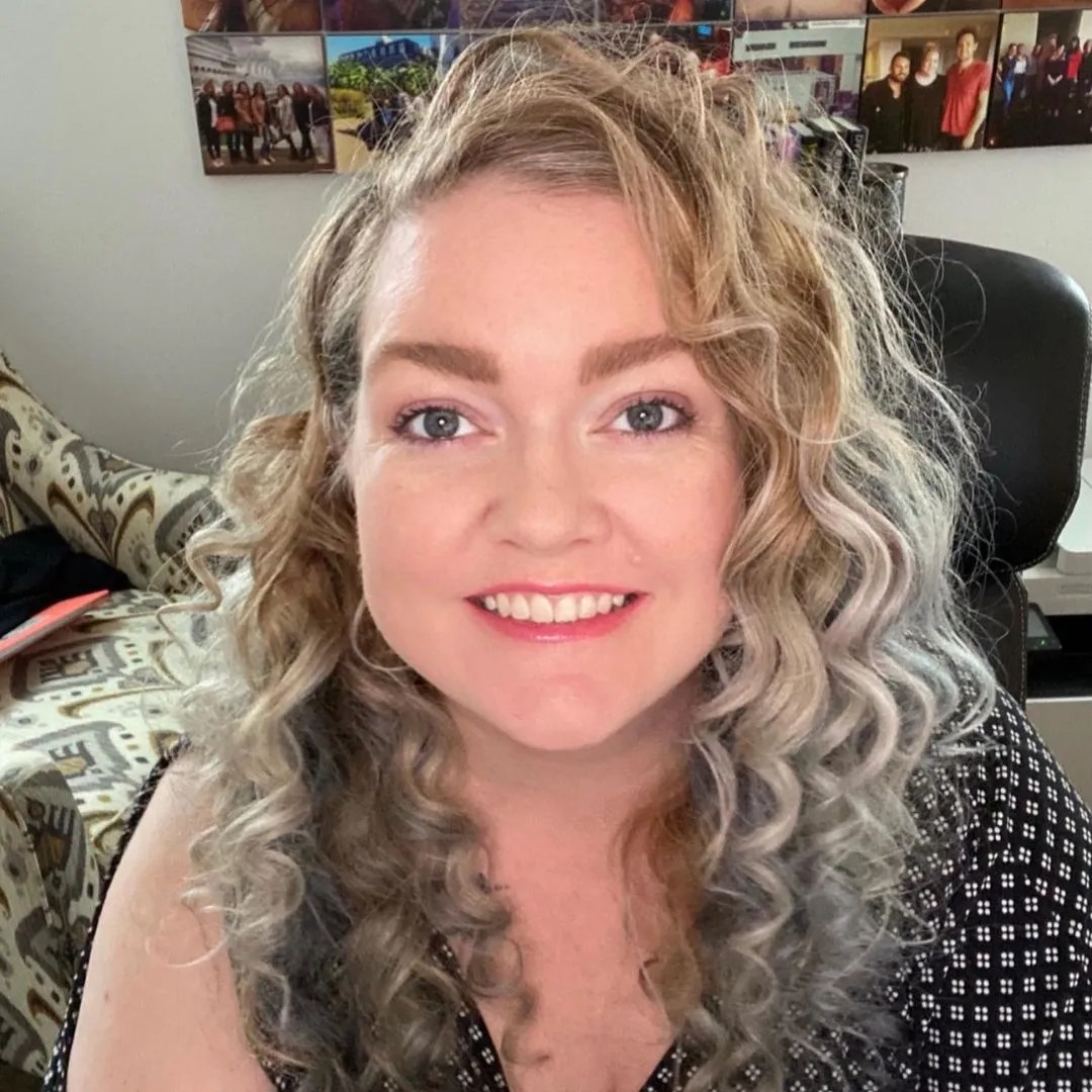 Colleen Hoover Net Worth, Husband, Age, Wiki, Family, Books(015)