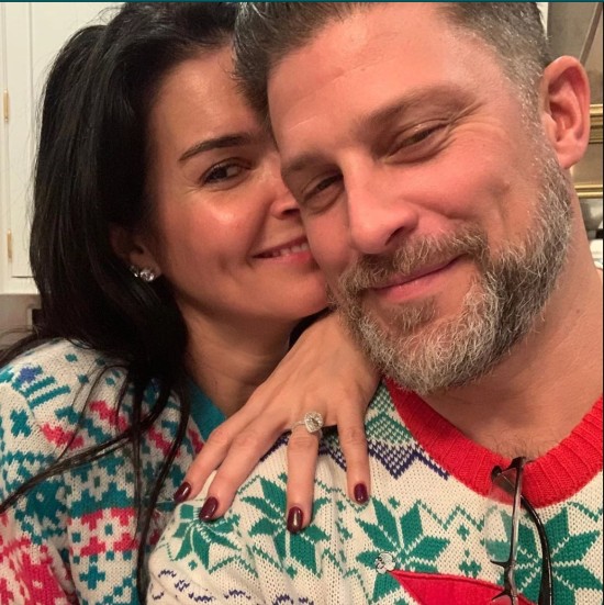 Angie Harmon Bio, Wiki, Net Worth, Engaged, Fiance, Age, Height(03)