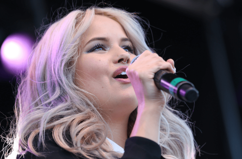 Debby Ryan Bio, Net Worth, Facts, Engaged, Boyfriend, Age, Height