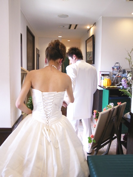 新郎様にエスコートされて