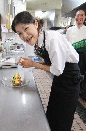 パティシエ兼フロアーで大活躍！！