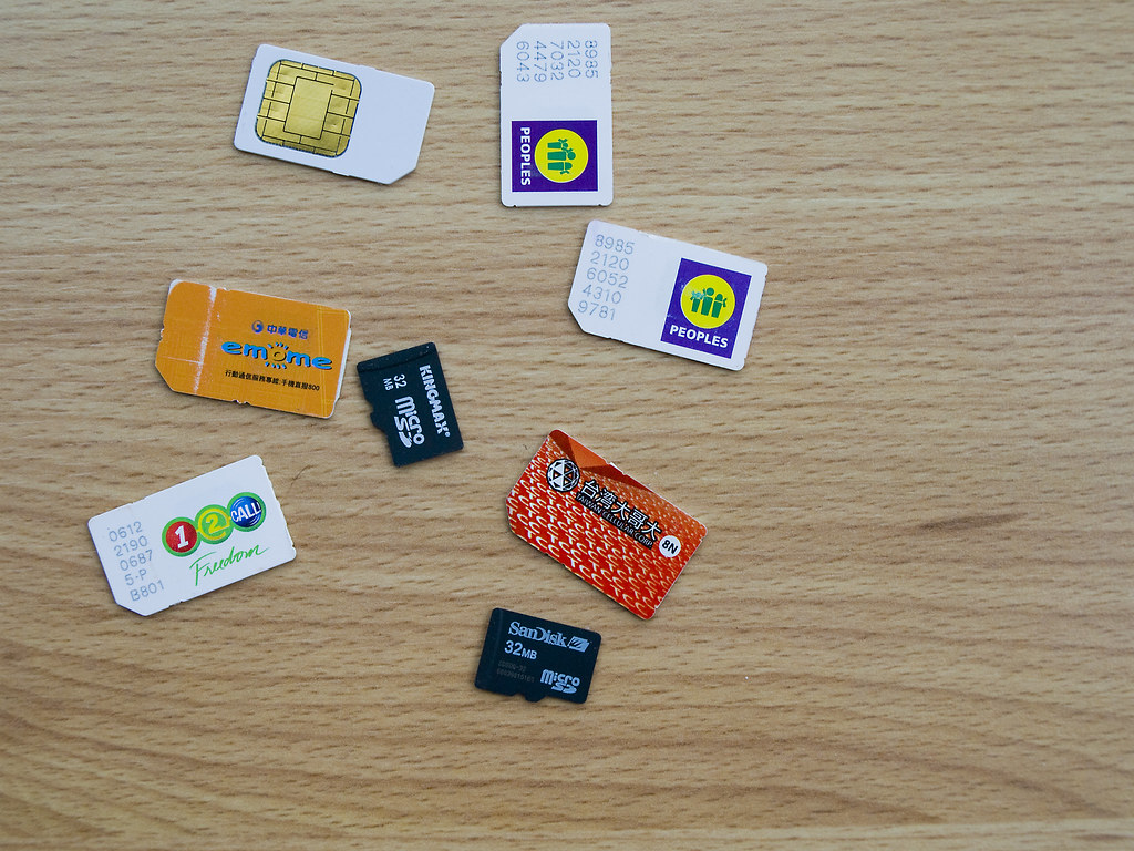 HOW TO PUT SIM CARD IN IPHONE 4