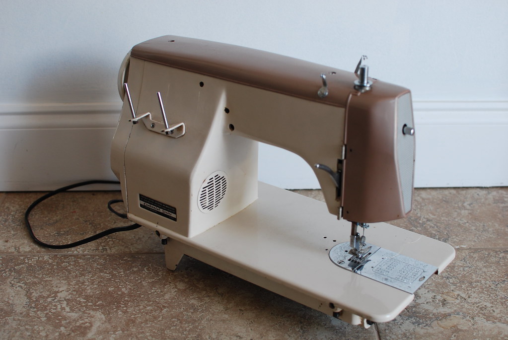 VINTAGE DRESSMAKER SEWING MACHINE