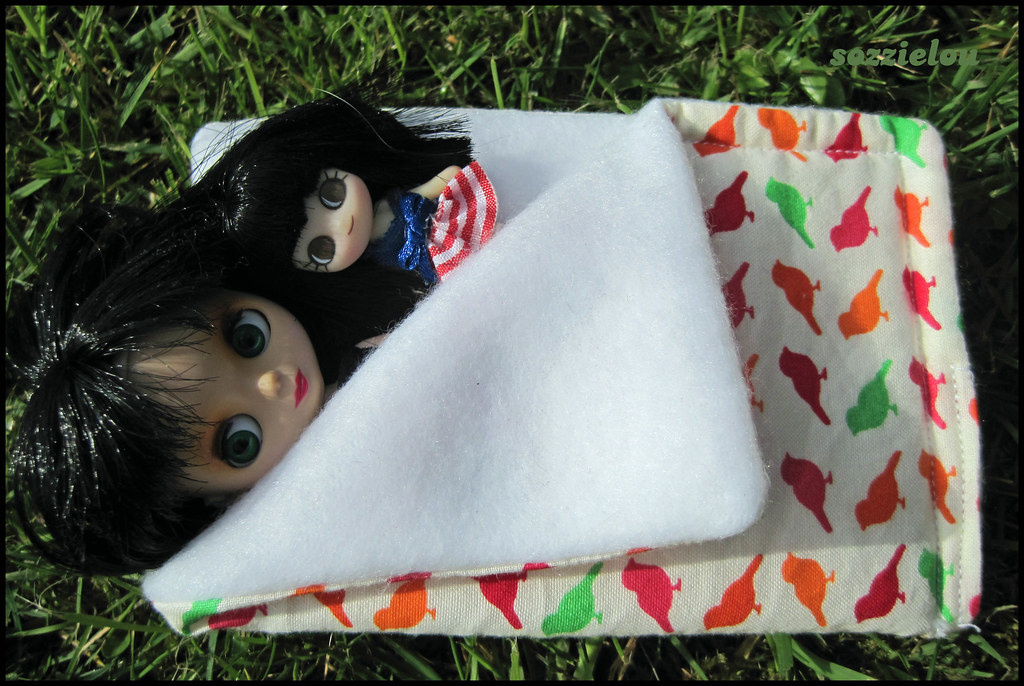 DISNEY PRINCESS READY BED INFLATABLE SLEEPING BAG