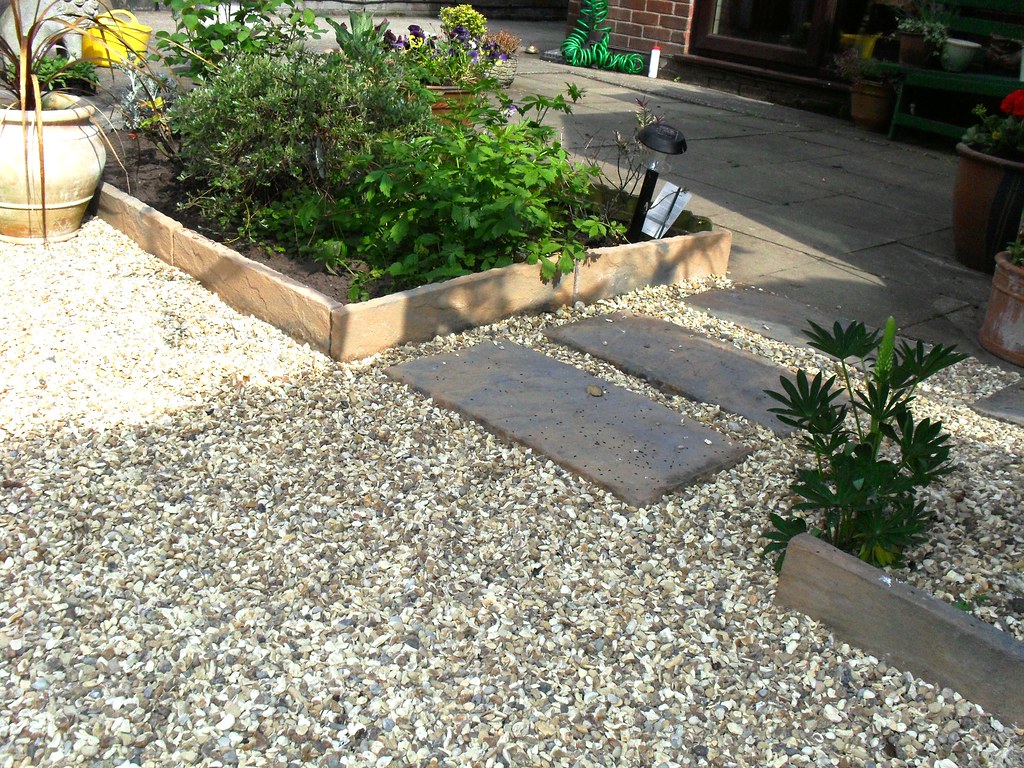 DECORATIVE STONE GARDEN EDGING