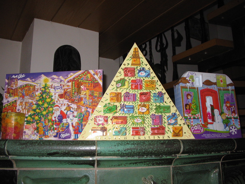 POLLY POCKET ADVENT CALENDAR