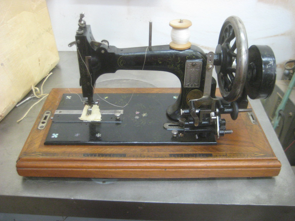 HAND CRANK SEWING MACHINES