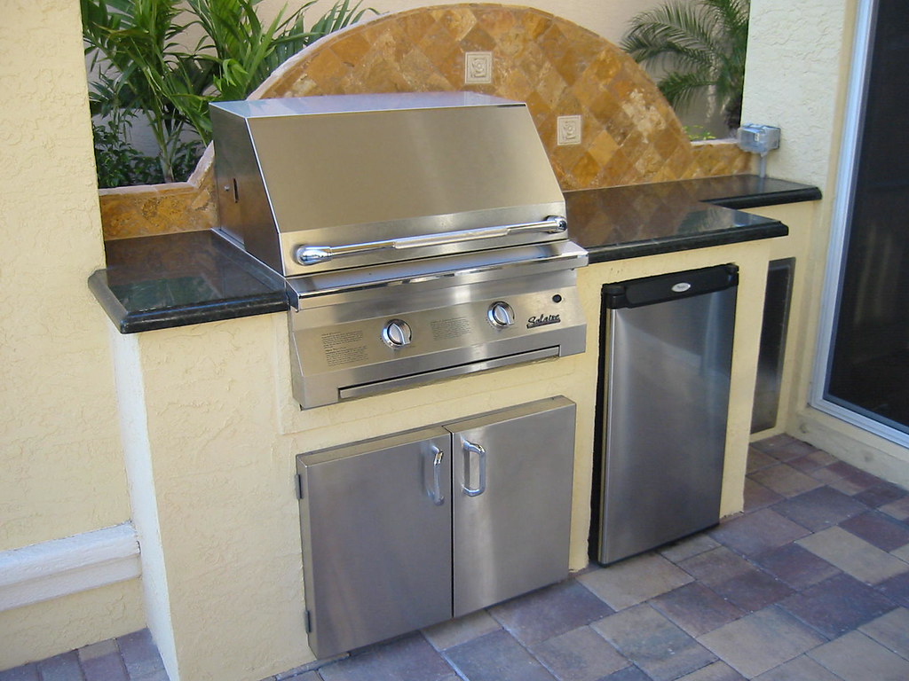 GAS GRILL WITH REFRIGERATOR