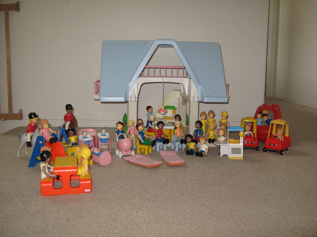 LITTLE TIKES DOLL HOUSE FURNITURE