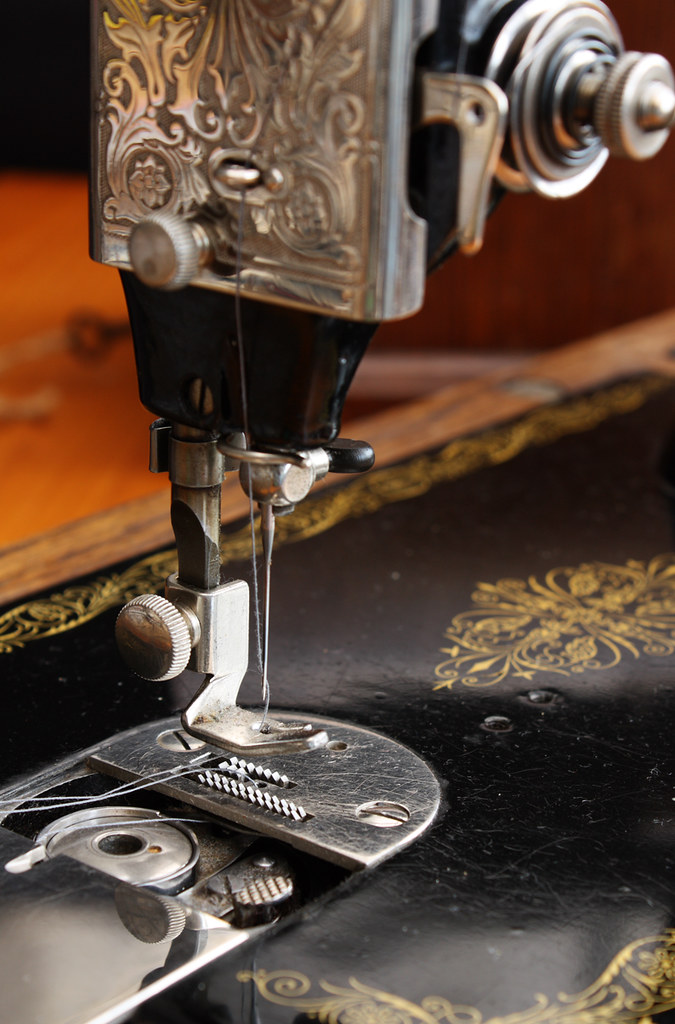 HAND OPERATED SINGER SEWING MACHINE