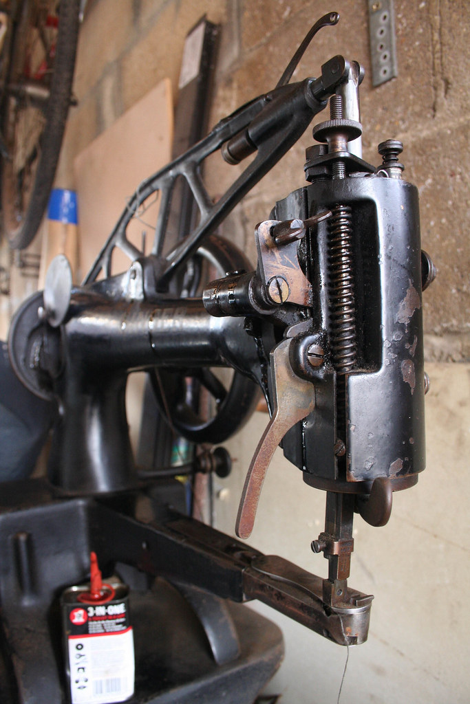 LEATHER SEWING MACHINE USED