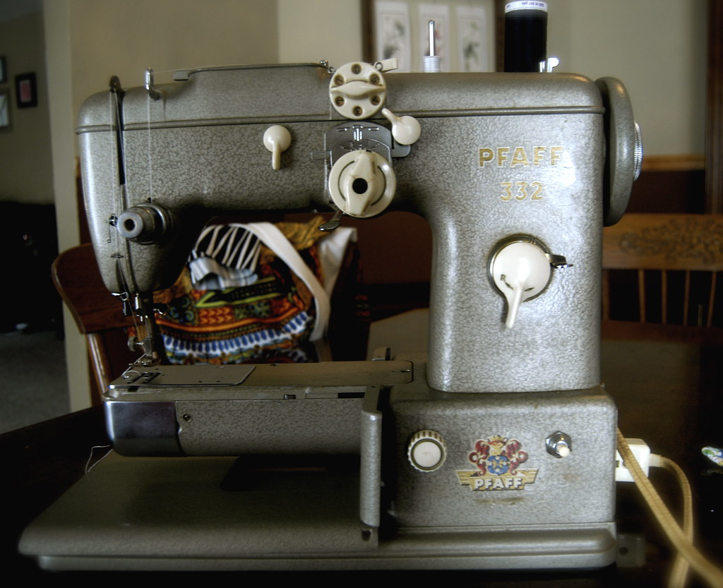 PFAFF 332 SEWING MACHINE