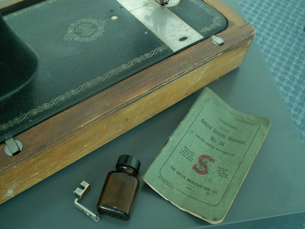VINTAGE SINGER SEWING MACHINE MANUALS