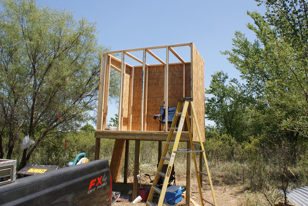 DEER HUNTING GROUND BLINDS