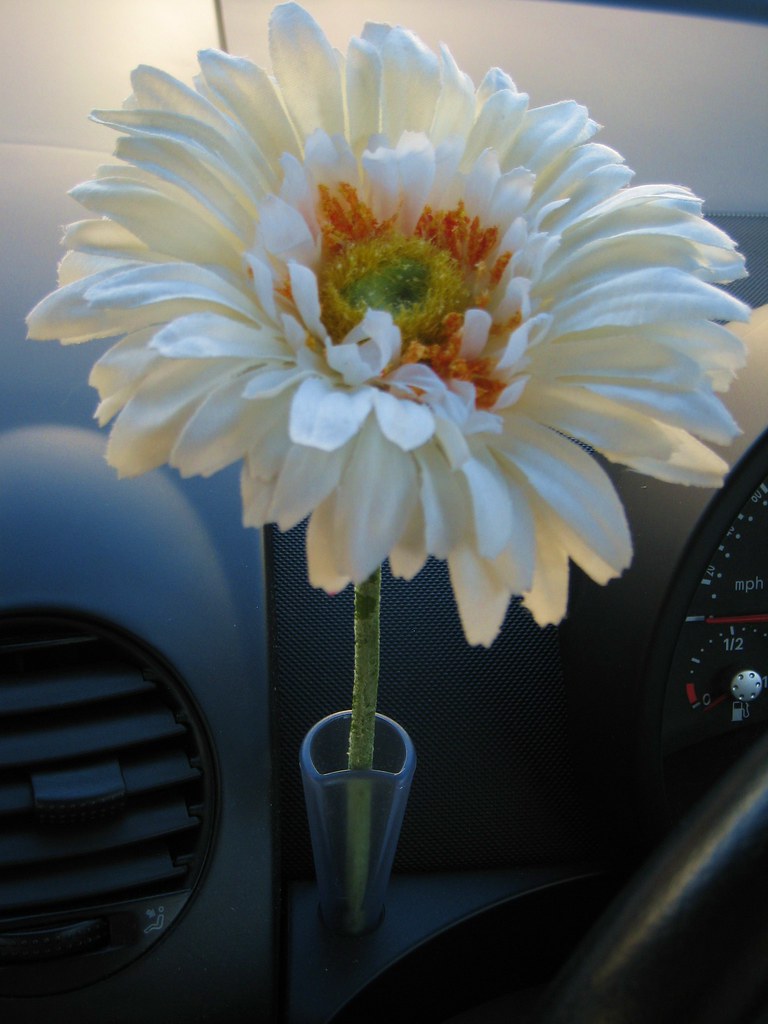 VOLKSWAGEN BEETLE FLOWER VASE. VOLKSWAGEN BEETLE