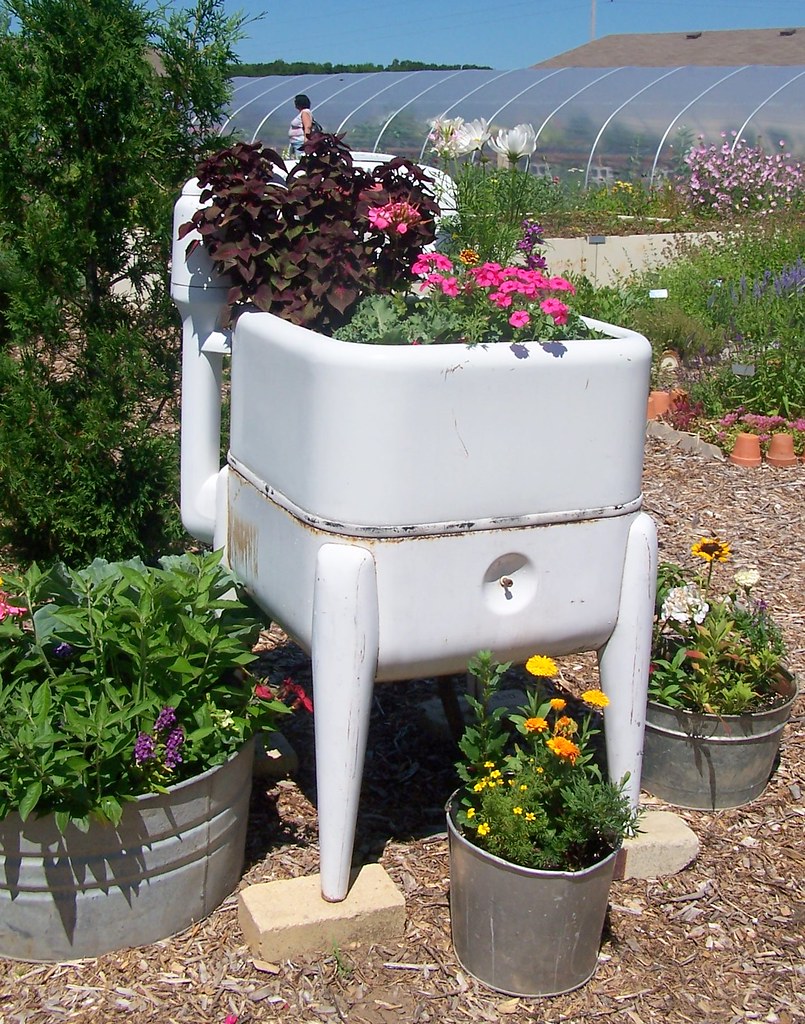 ANTIQUE WRINGER WASHING MACHINE. WASHING MACHINE