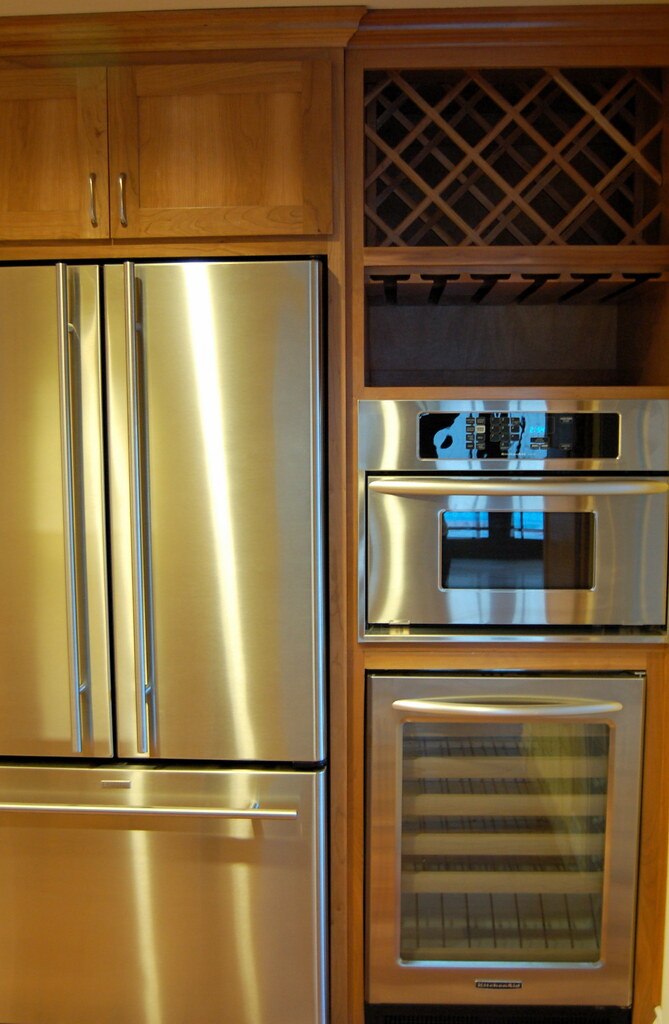 MICROWAVE REFRIGERATOR COMBINATION. MICROWAVE REFRIGERATOR