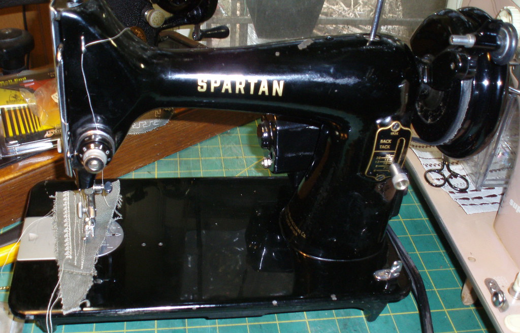 SINGER SPARTAN SEWING MACHINE