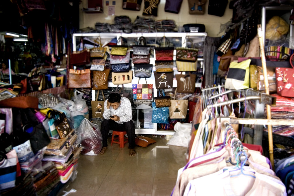 PURSE VENDORS. PURSE BLUE BEADED PURSE