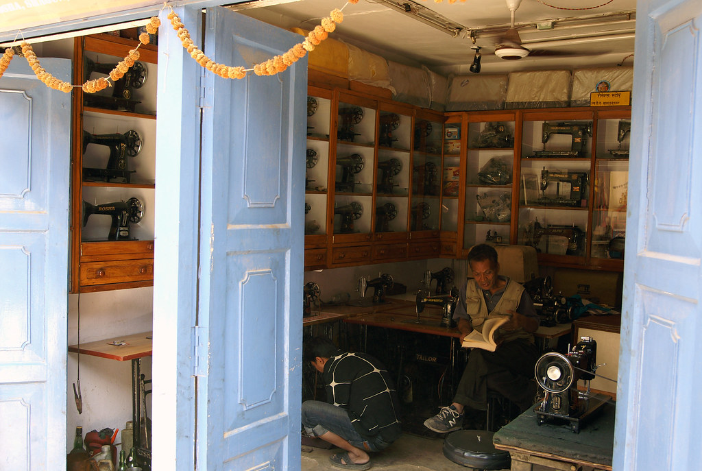 IMAGES OF SEWING MACHINES