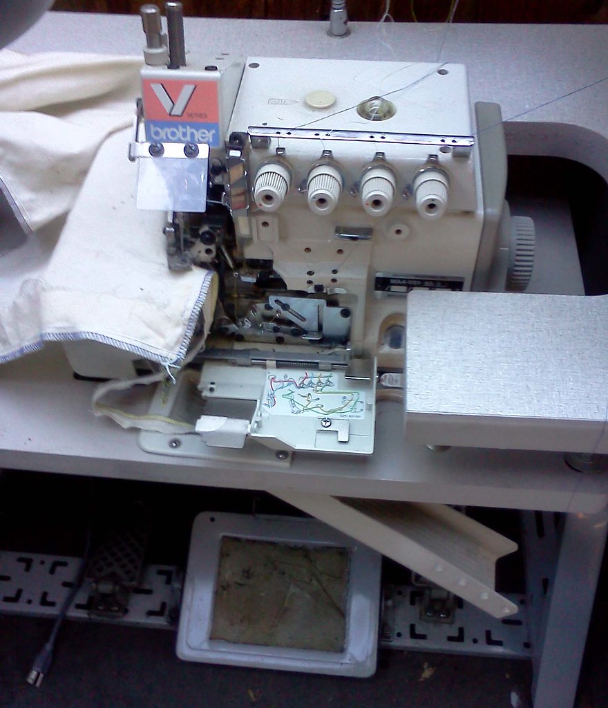 YAMATA OVERLOCK. OVERLOCK DRESSMAKER SEWING MACHINE MANUAL