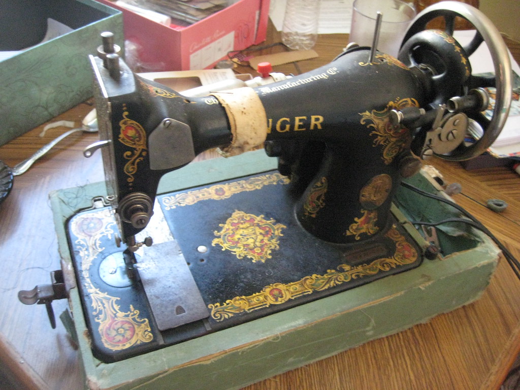 ANTIQUE SINGER SEWING MACHINES FOR SALE