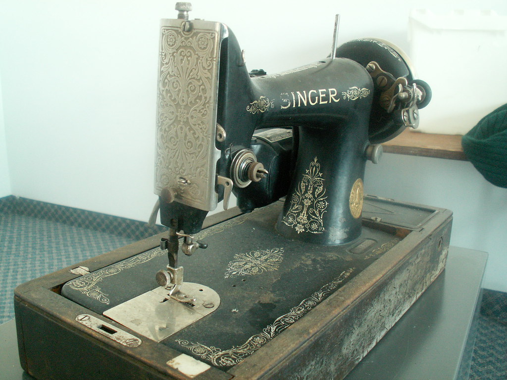 ANTIQUES SEWING MACHINE