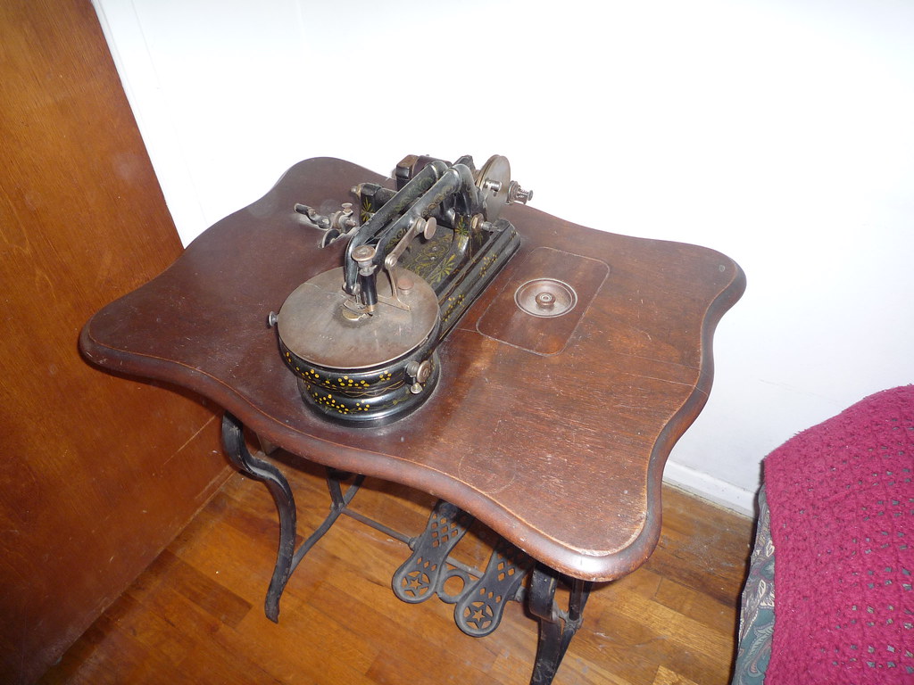 INDUSTRIAL REVOLUTION SEWING MACHINE INDUSTRIAL REVOLUTION BERNINA